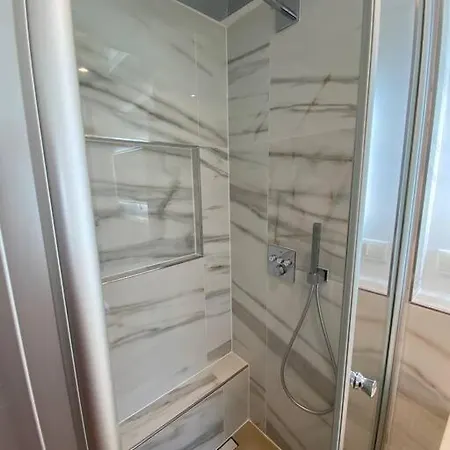 Luxury With Air Conditioning & Jaccuzzi Near Frankfurt Wiesbaden Apartment *