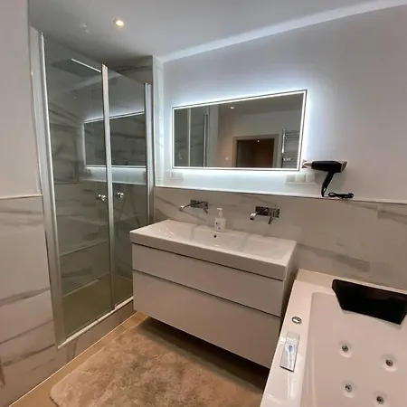 Luxury With Air Conditioning & Jaccuzzi Near Frankfurt Wiesbaden Appartement Hofheim am Taunus