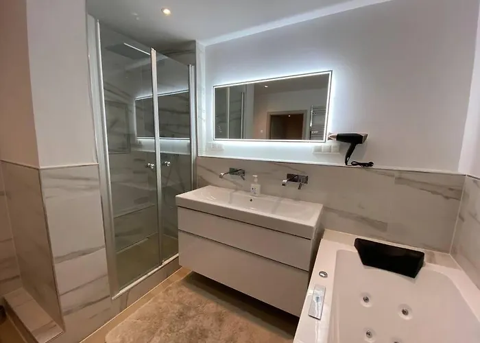 Luxury With Air Conditioning & Jaccuzzi Near Frankfurt Wiesbaden Apartament Hofheim am Taunus